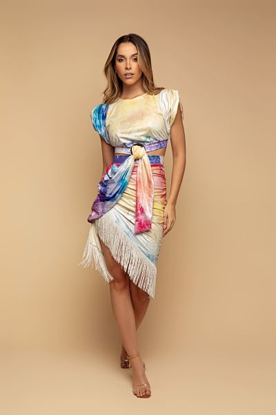 Image of the Atardecer Flecos Dress on a model.